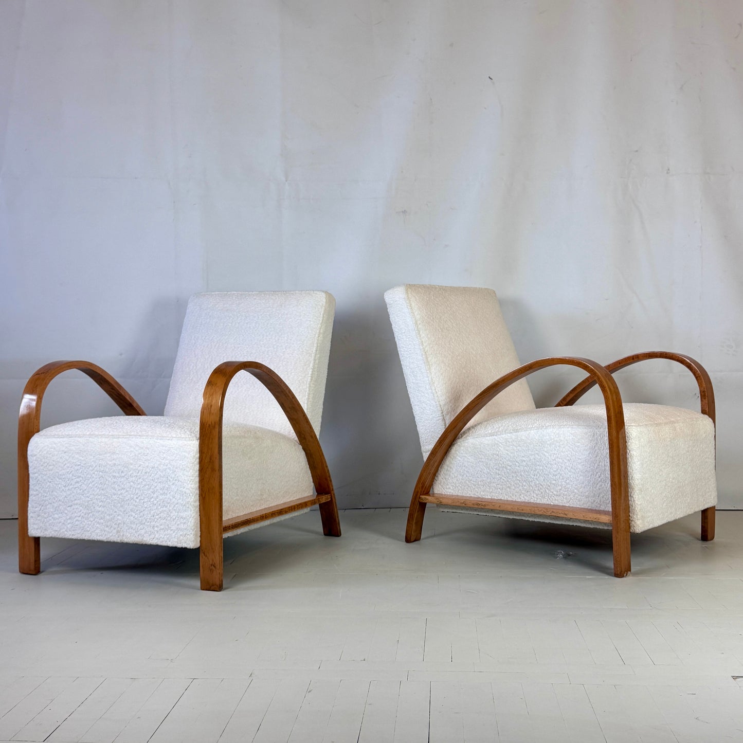 Pair of French Art Deco Armchairs with White Bouclé Fabric, 1930s