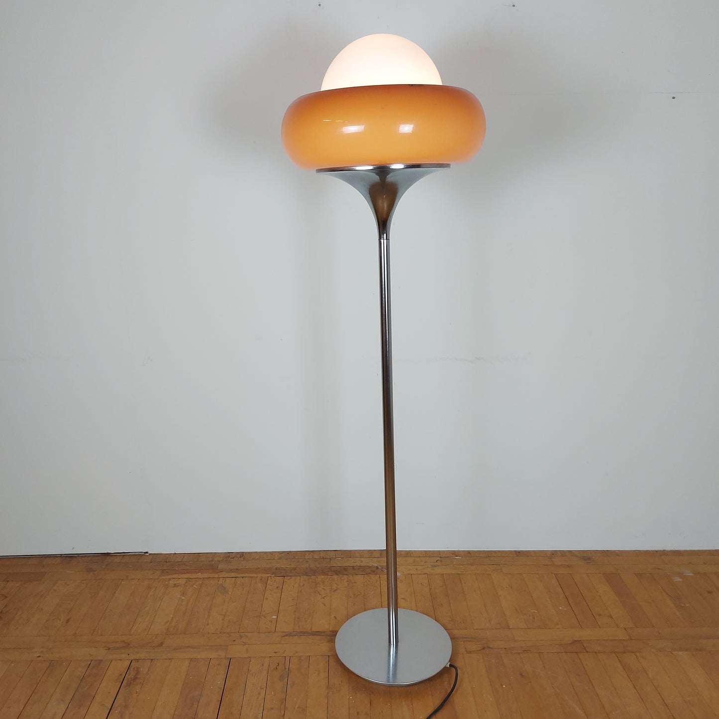 Harvey Guzzini "tulip" floor lamp for Meblo Italy 1960s