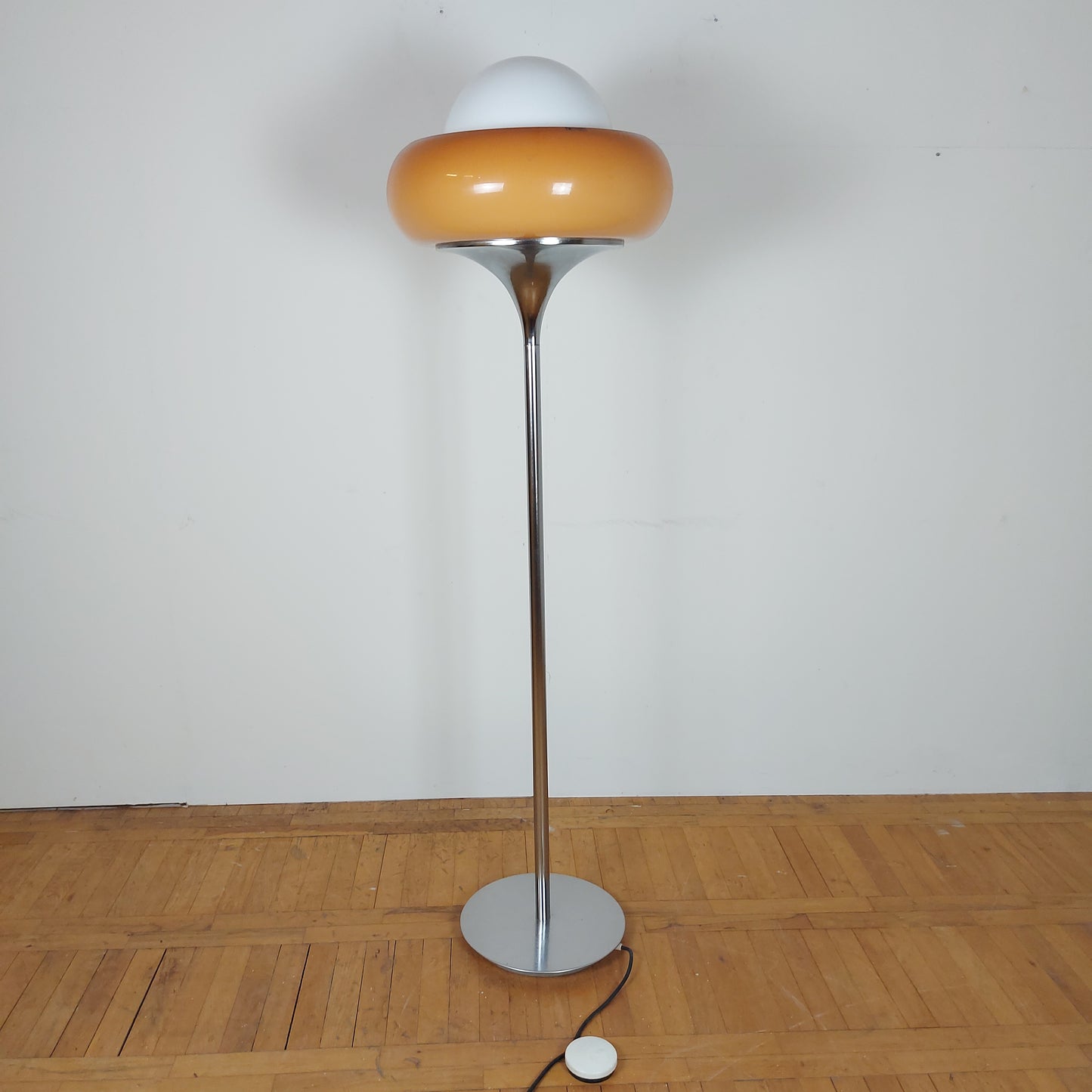 Harvey Guzzini "tulip" floor lamp for Meblo Italy 1960s