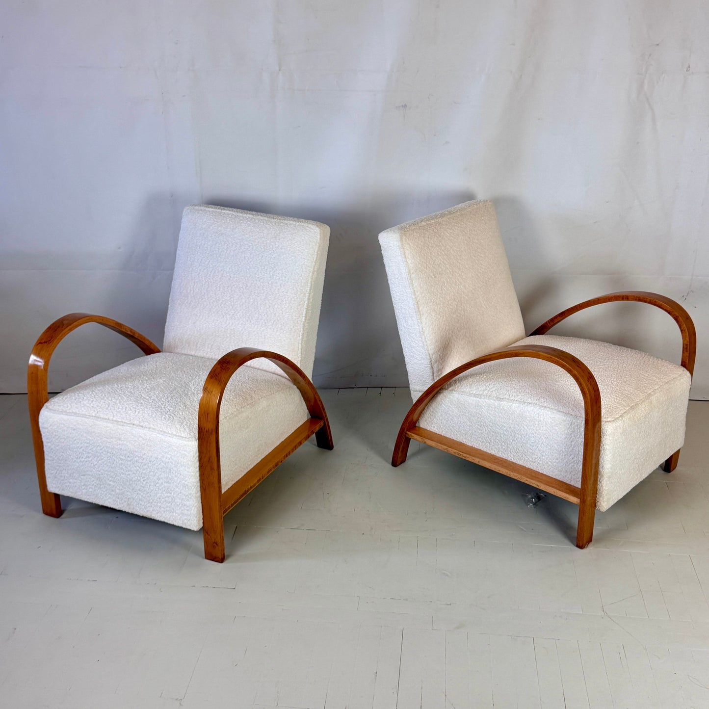 Pair of French Art Deco Armchairs with White Bouclé Fabric, 1930s