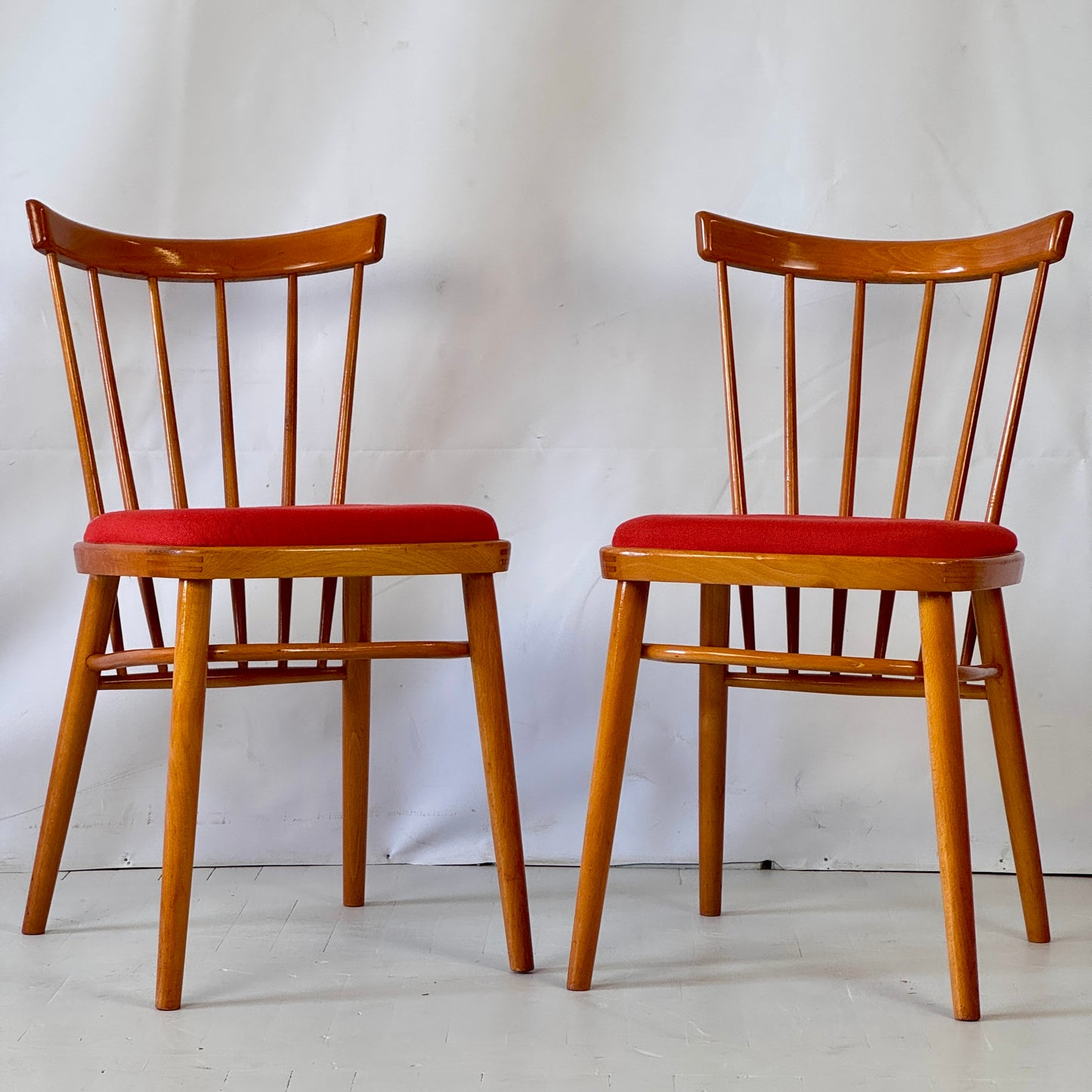 Set of 4 Tatra Nabytok Red Spindle-back Dining Chairs, 1960s