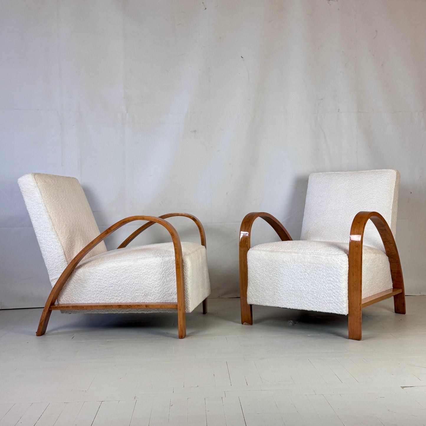 Pair of French Art Deco Armchairs with White Bouclé Fabric, 1930s