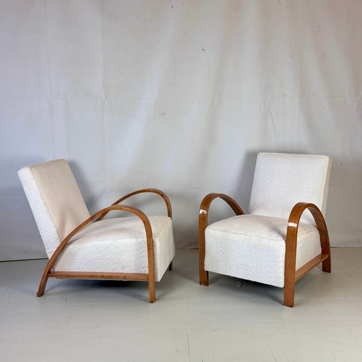 Pair of French Art Deco Armchairs with White Bouclé Fabric, 1930s