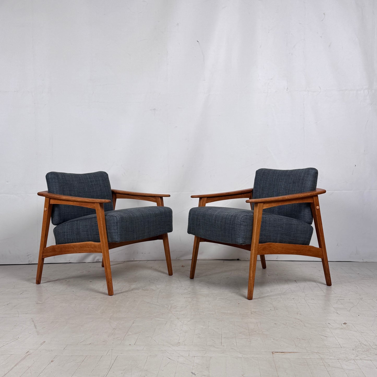 Pair of Fully Refurbished MCM Armchairs, 1960s – Mid-Century Modern