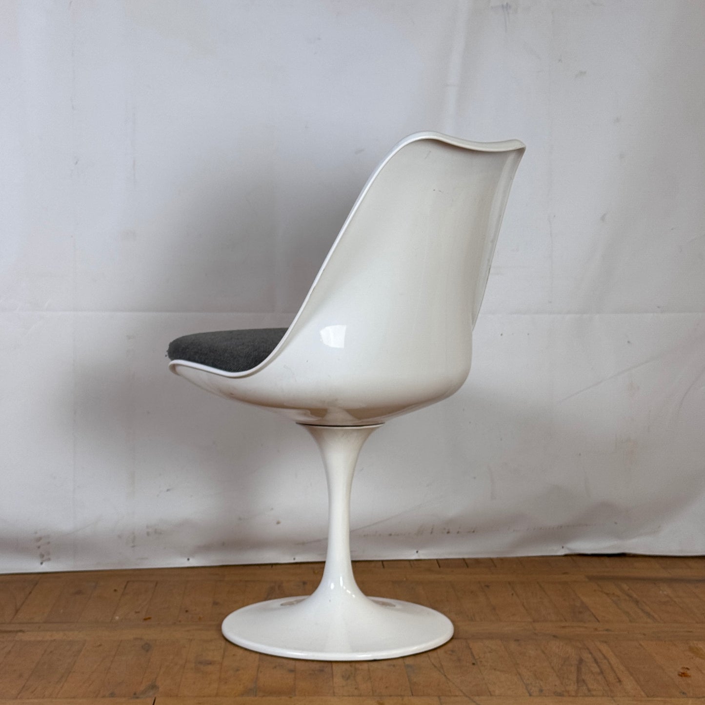 Set of 4 Eero Saarinen "Tulip" swivel dining chairs 1990s (replica)