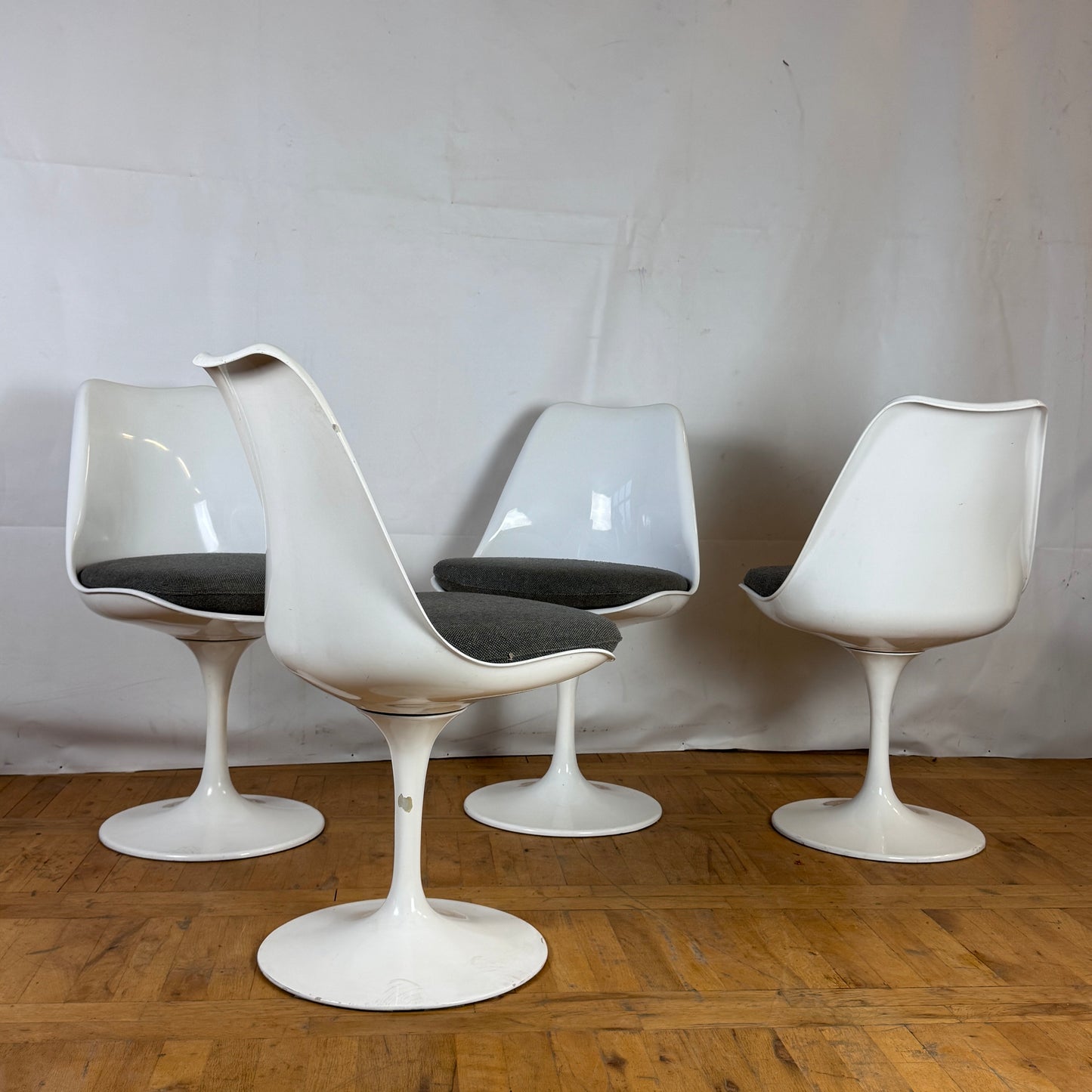 Set of 4 Eero Saarinen "Tulip" swivel dining chairs 1990s (replica)