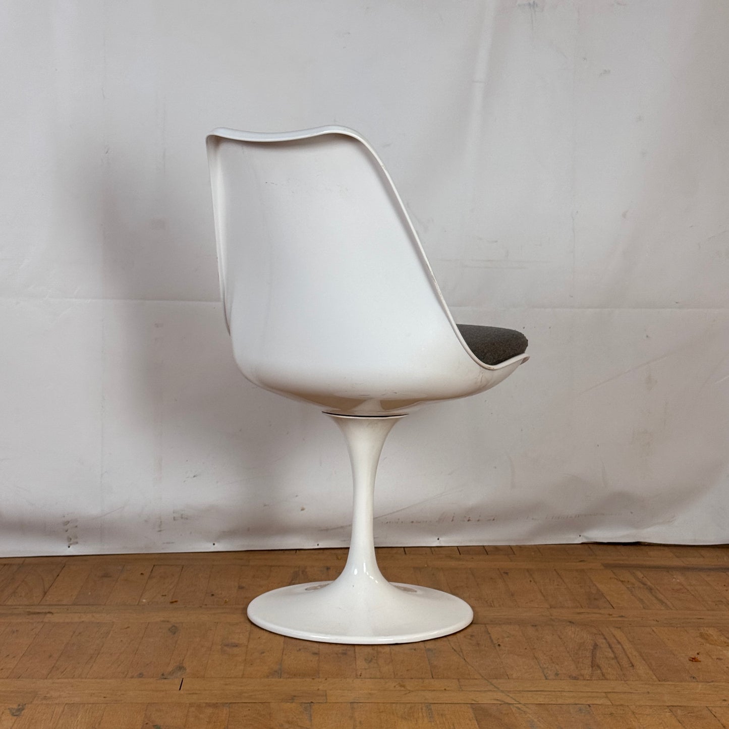 Set of 4 Eero Saarinen "Tulip" swivel dining chairs 1990s (replica)