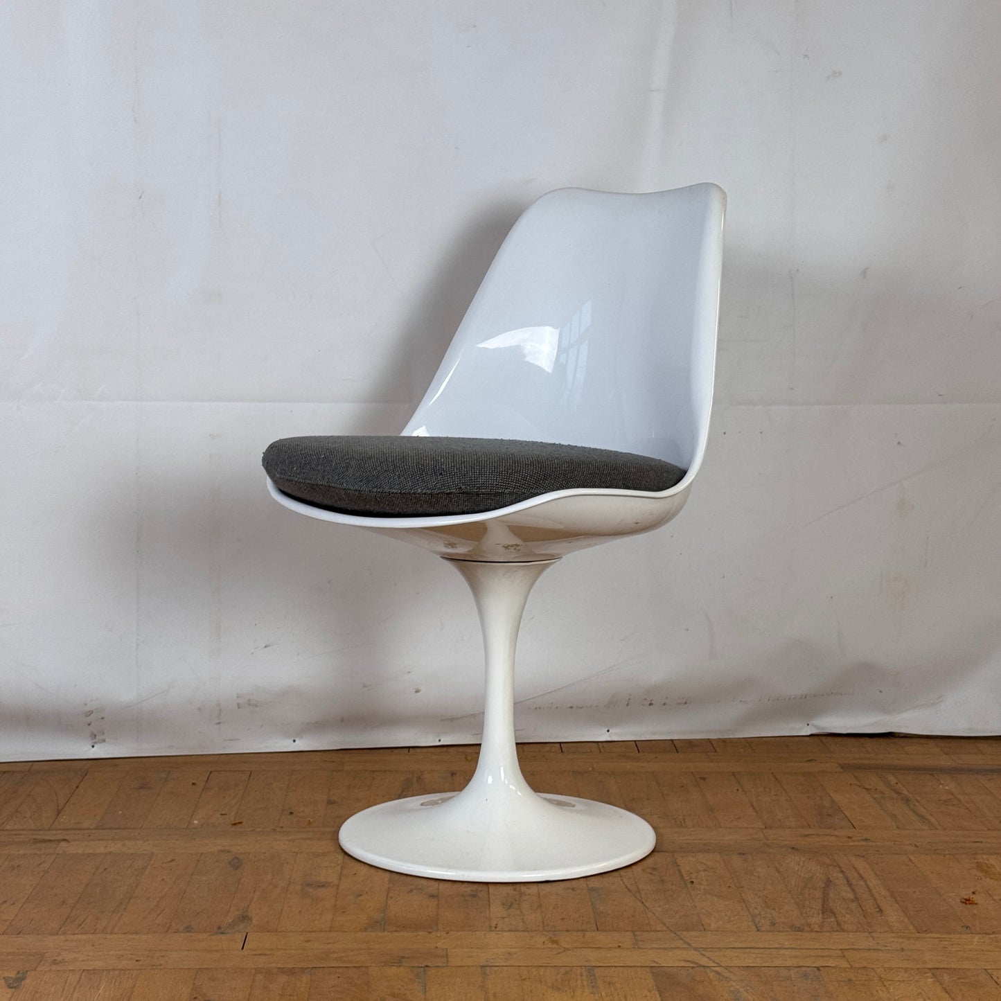 Set of 4 Eero Saarinen "Tulip" swivel dining chairs 1990s (replica)