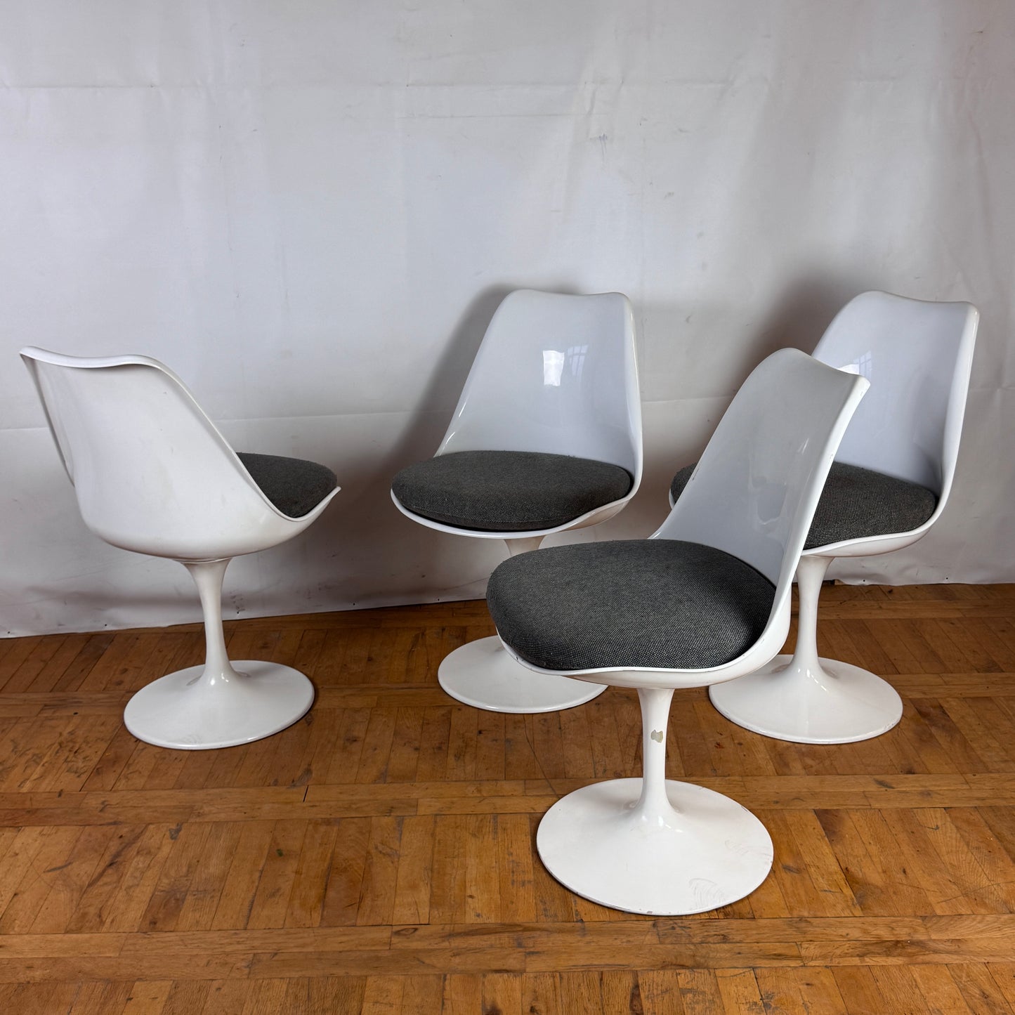 Set of 4 Eero Saarinen "Tulip" swivel dining chairs 1990s (replica)