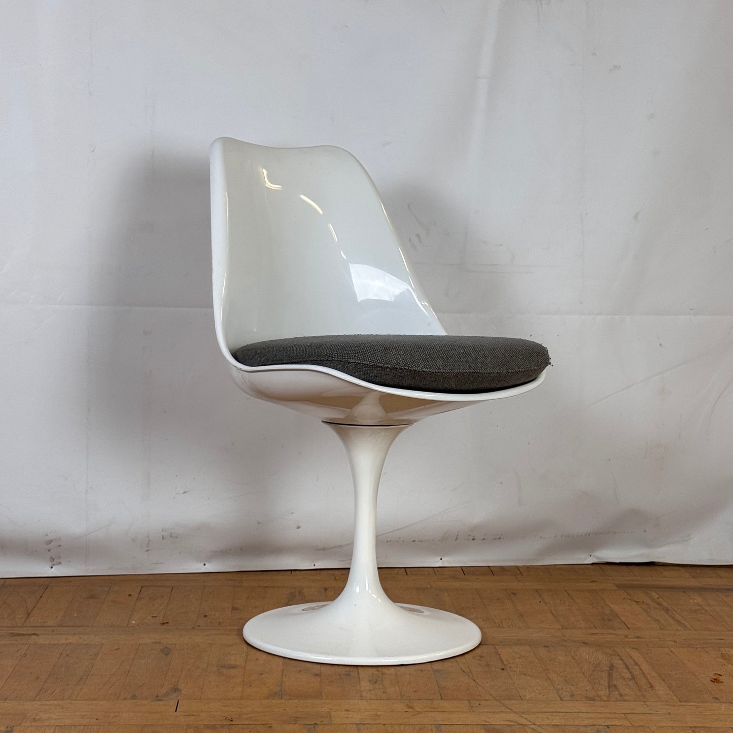 Set of 4 Eero Saarinen "Tulip" swivel dining chairs 1990s (replica)