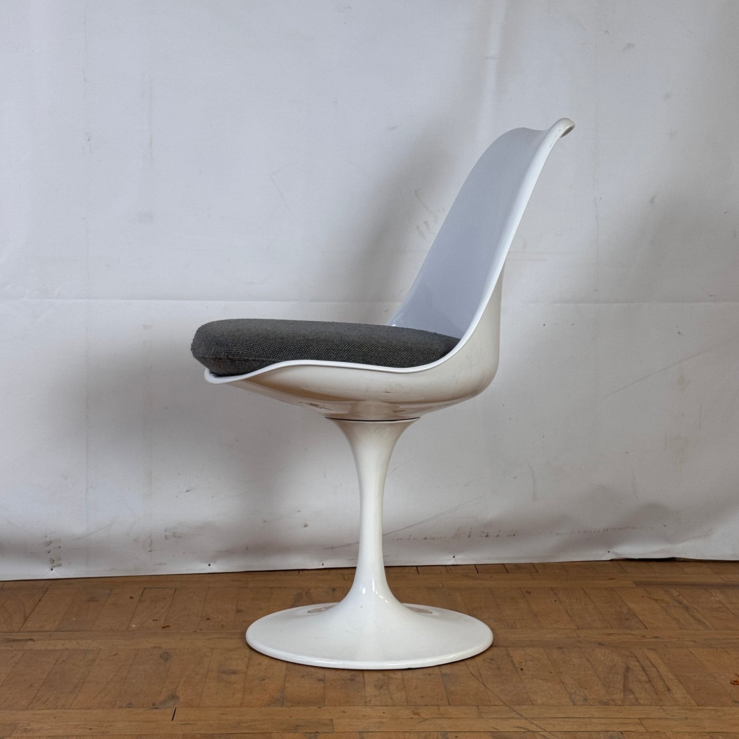 Set of 4 Eero Saarinen "Tulip" swivel dining chairs 1990s (replica)