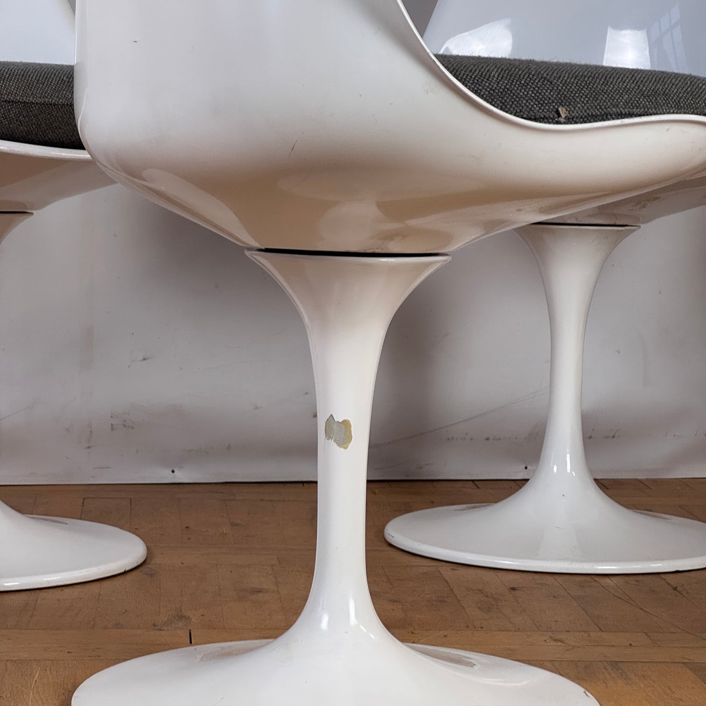 Set of 4 Eero Saarinen "Tulip" swivel dining chairs 1990s (replica)