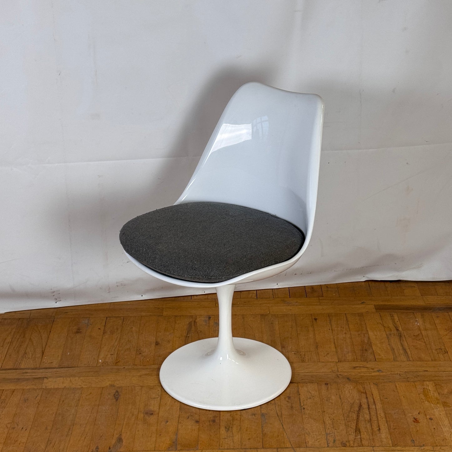 Set of 4 Eero Saarinen "Tulip" swivel dining chairs 1990s (replica)