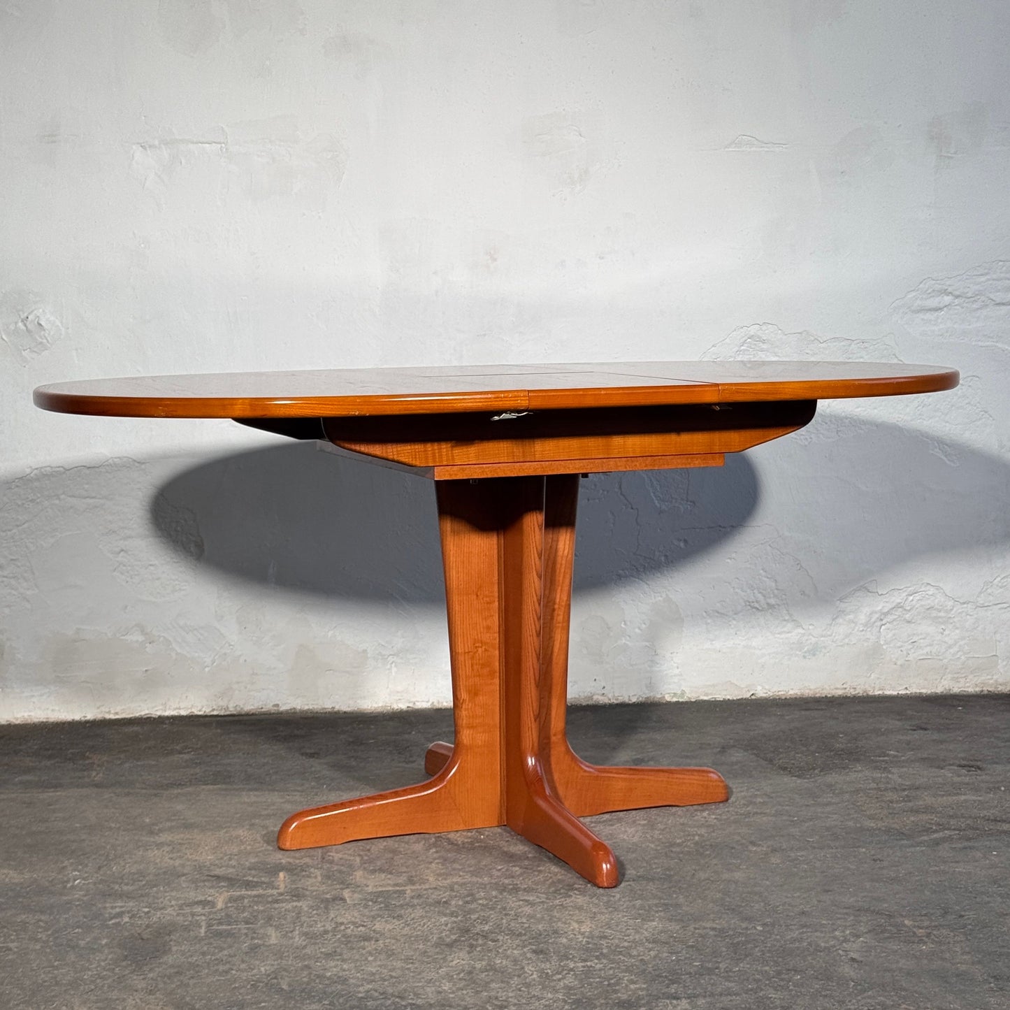 British Oval Extendable Teak Dining Table, 1960s