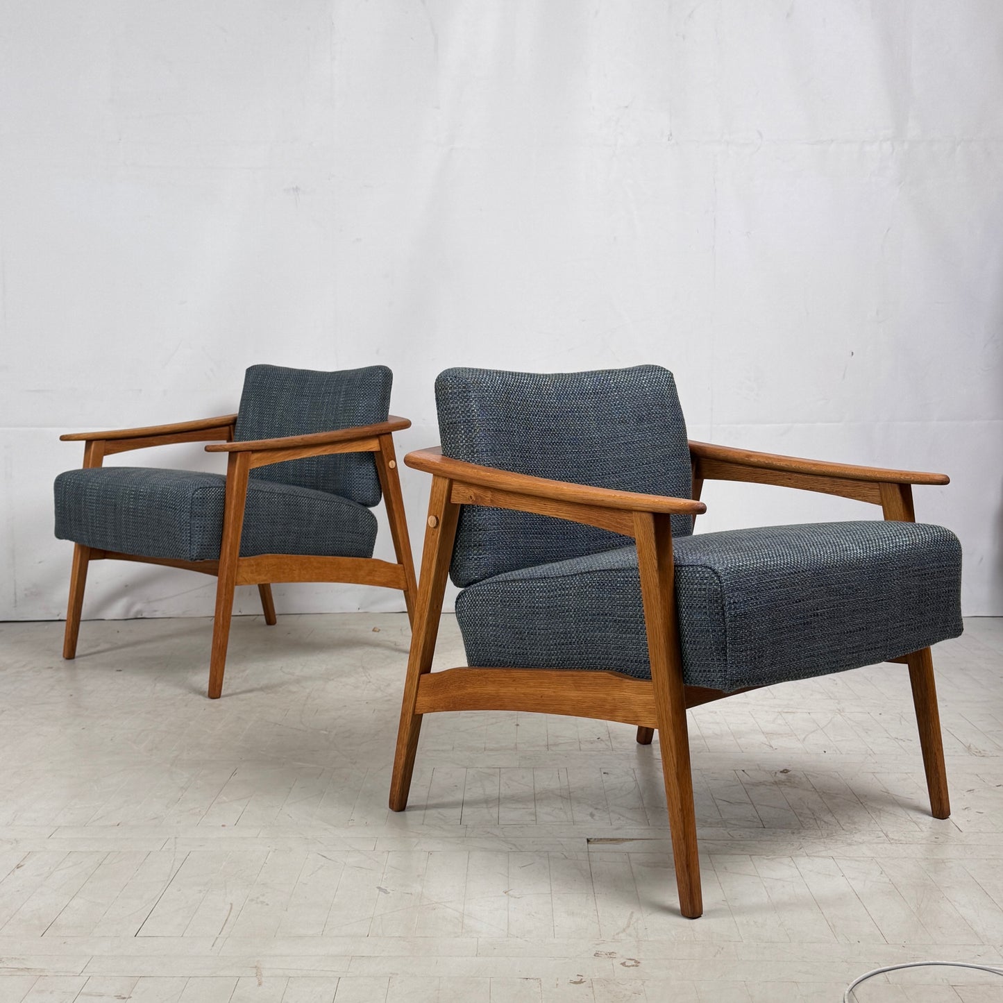 Pair of Fully Refurbished MCM Armchairs, 1960s – Mid-Century Modern