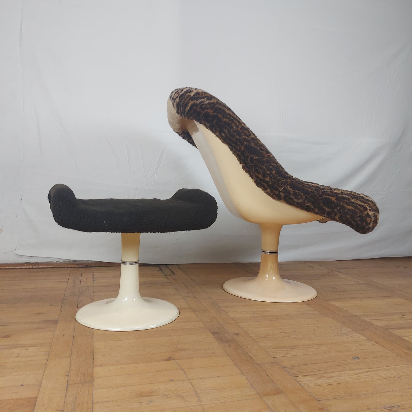 Space age swivel chair + ottoman