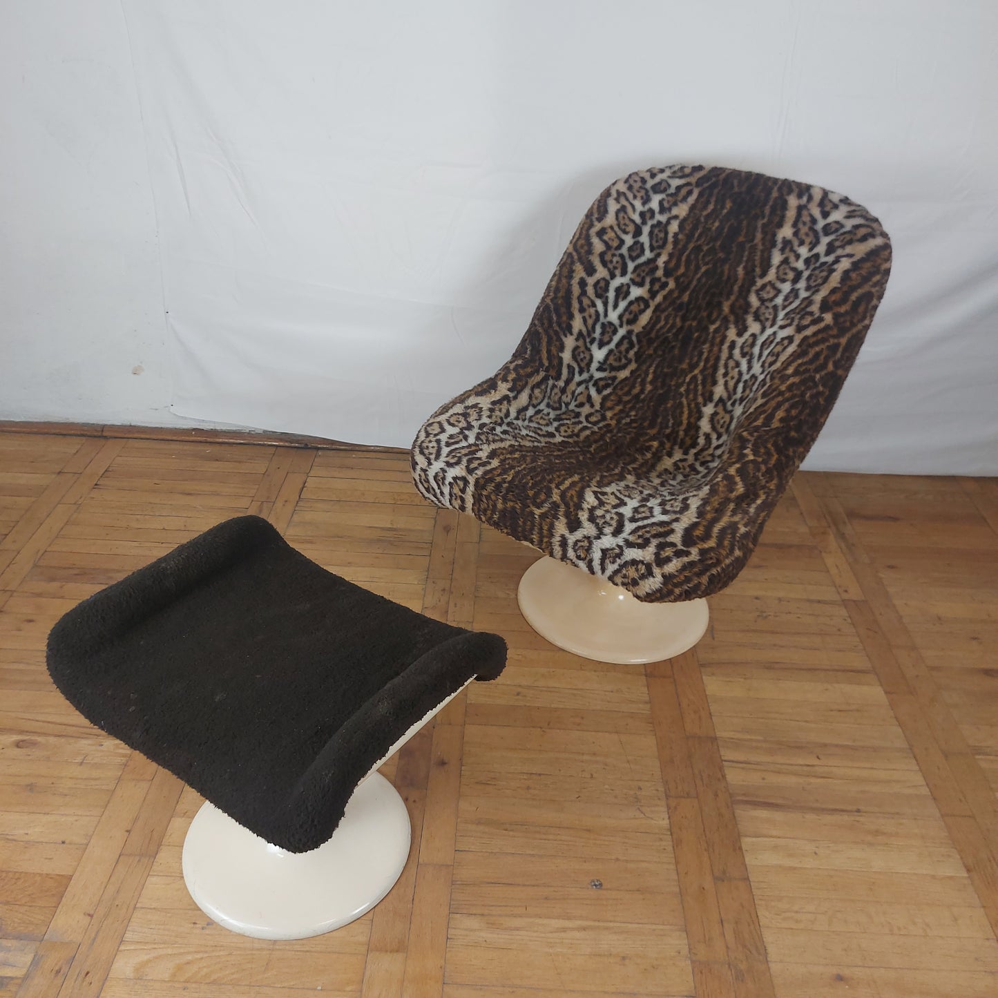 Space age swivel chair + ottoman