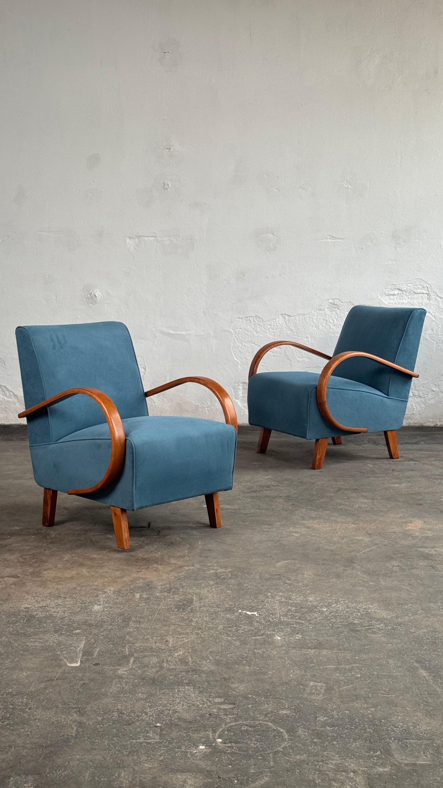 Pair of Halabala H-410 Lounge Chairs, Fully Restored, 1930s