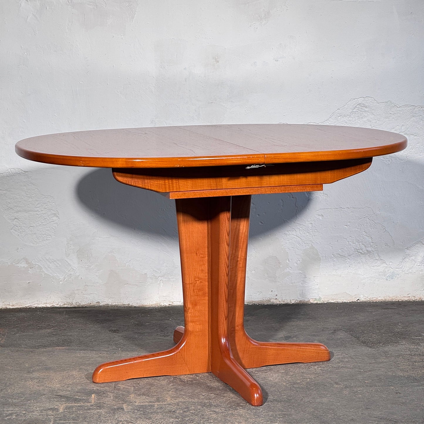 British Oval Extendable Teak Dining Table, 1960s