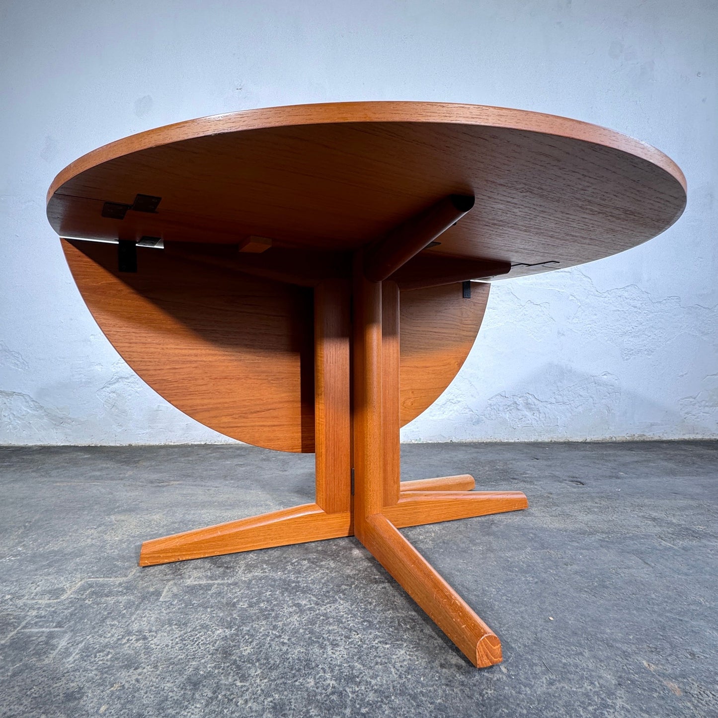 Drop Leaf Round Dining Table, 1960s