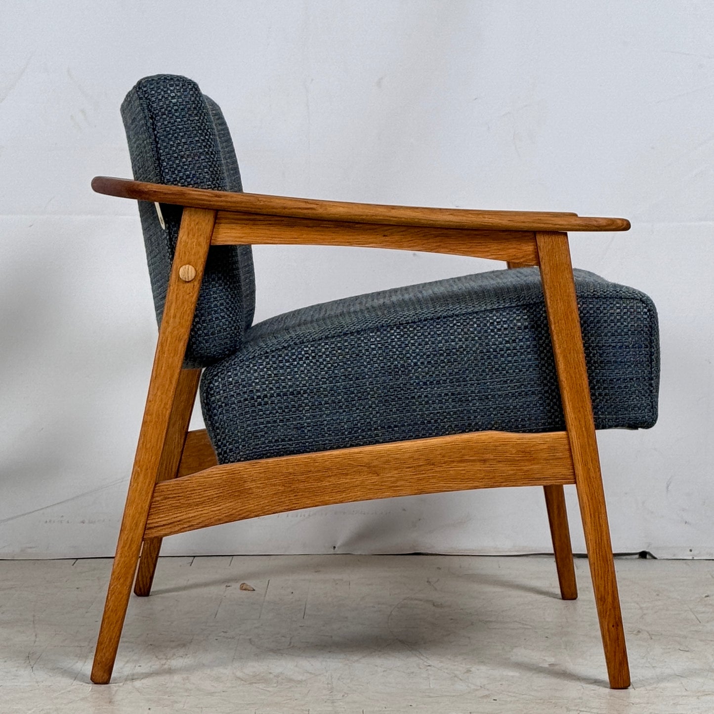 Pair of Fully Refurbished MCM Armchairs, 1960s – Mid-Century Modern