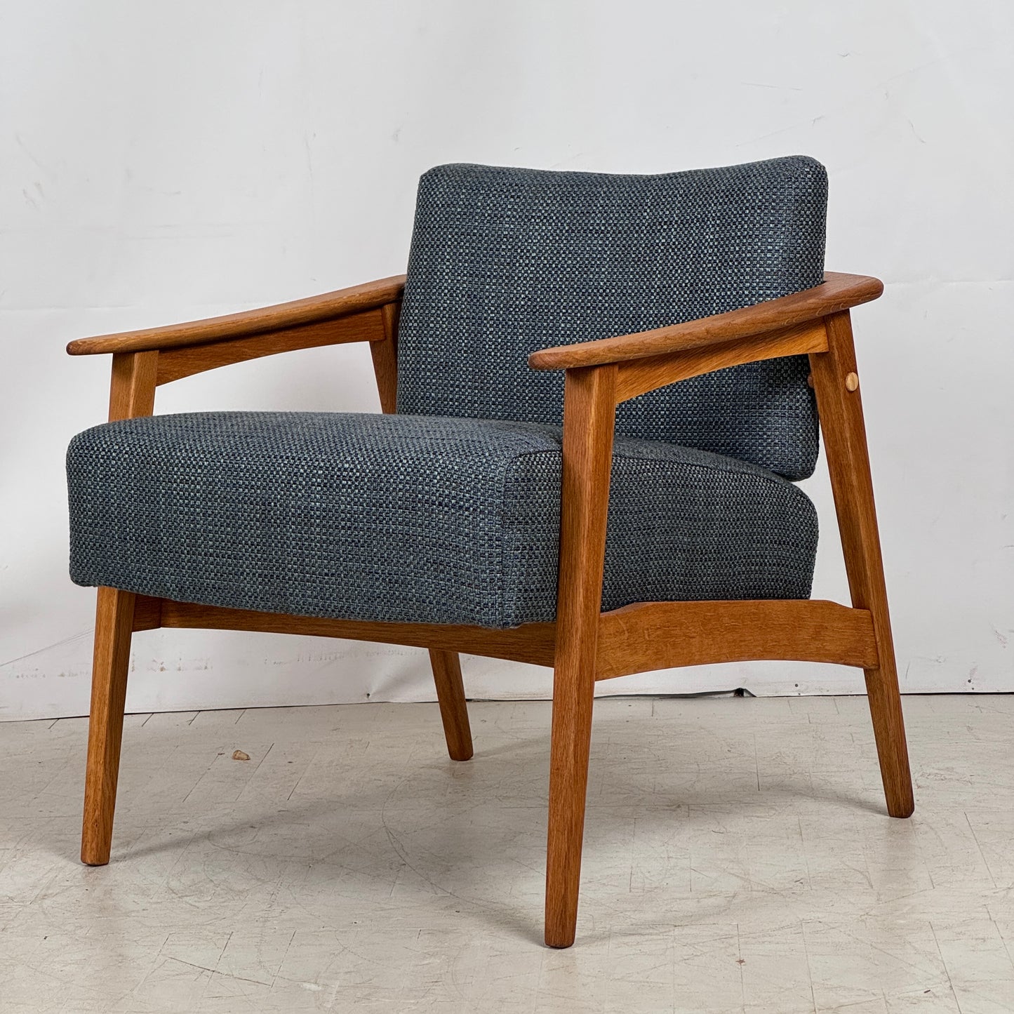 Pair of Fully Refurbished MCM Armchairs, 1960s – Mid-Century Modern