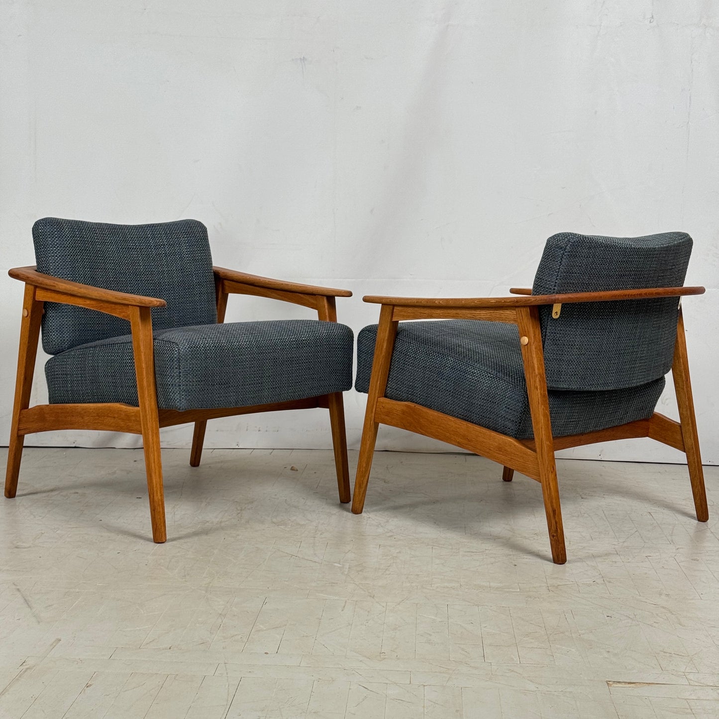 Pair of Fully Refurbished MCM Armchairs, 1960s – Mid-Century Modern